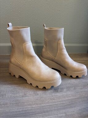 DV by Dolce Vita Womens Beige Chunky Lug Sole Chelsea Boots
